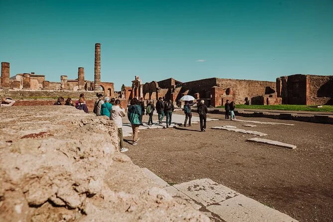 Kleingruppe bei einer Führung durch das Forum von Pompeji