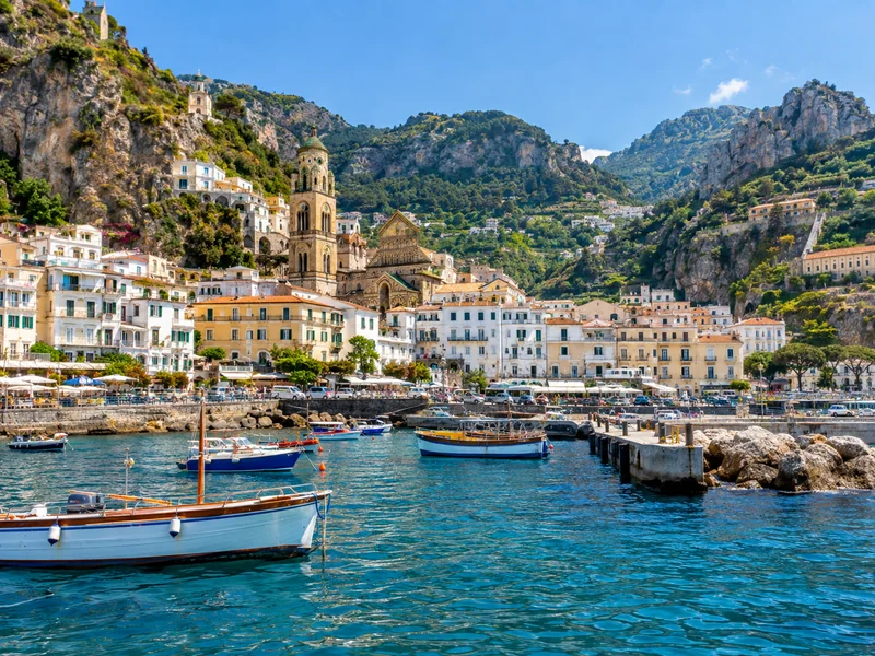 Der Ort Amalfi und der Glockenturm des Doms, vom Boot aus gesehen